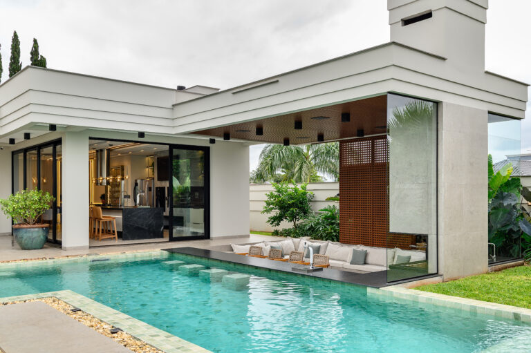 Piscina de concreto com área de estar coberta – projeto i9 Arquitetura