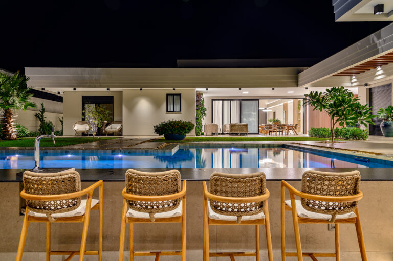 Mesa de jantar externa com vista para a piscina – projeto i9 Arquitetura